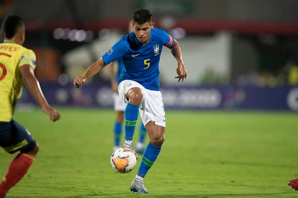 Internautas sugerem Bruno Guimarães para o lugar de Casemiro