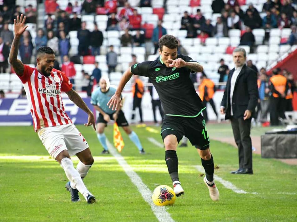 Guilherme Sityá se destaca em estreia por novo clube da Turquia