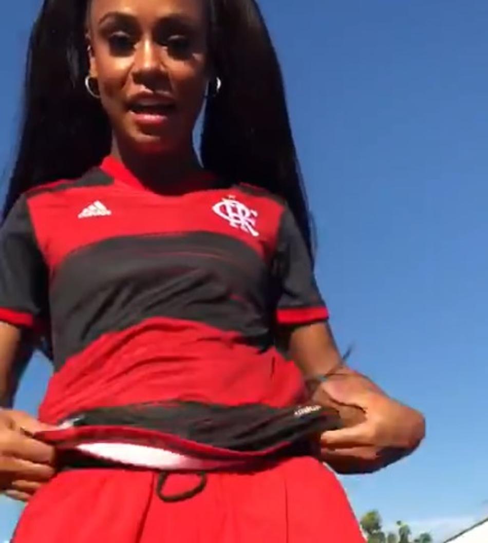 Depois de vazamento, nova camisa titular do Flamengo é lançada por cantora