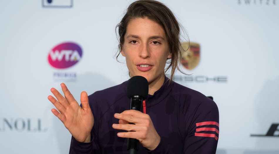 Petkovic faz graça em vídeo para falar de nova cirurgia no joelho