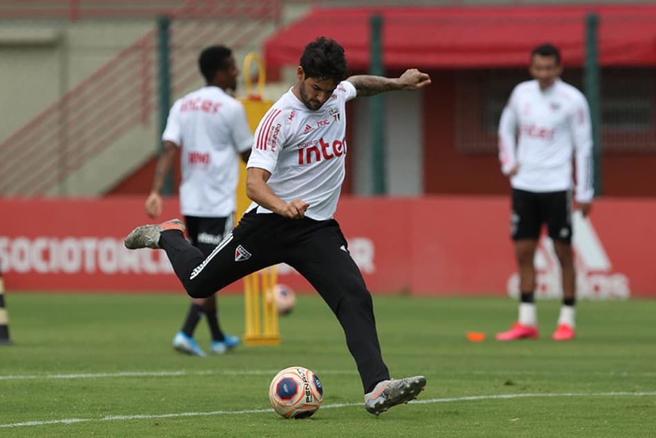 Pato ganha sequência e tenta quebrar jejum de seis meses