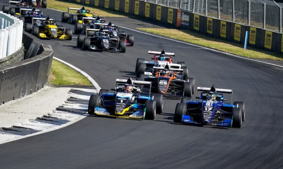 Igor Fraga é tocado, Liam Lawson vence e assume liderança da Toyota Racing Series