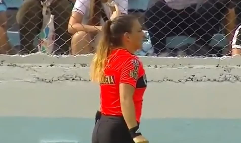 Na Argentina, árbitra paralisa jogo para expulsar torcedor do estádio