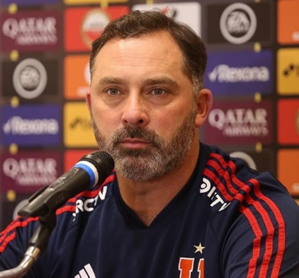 Técnico da La U ganha voto de confiança após queda na Libertadores