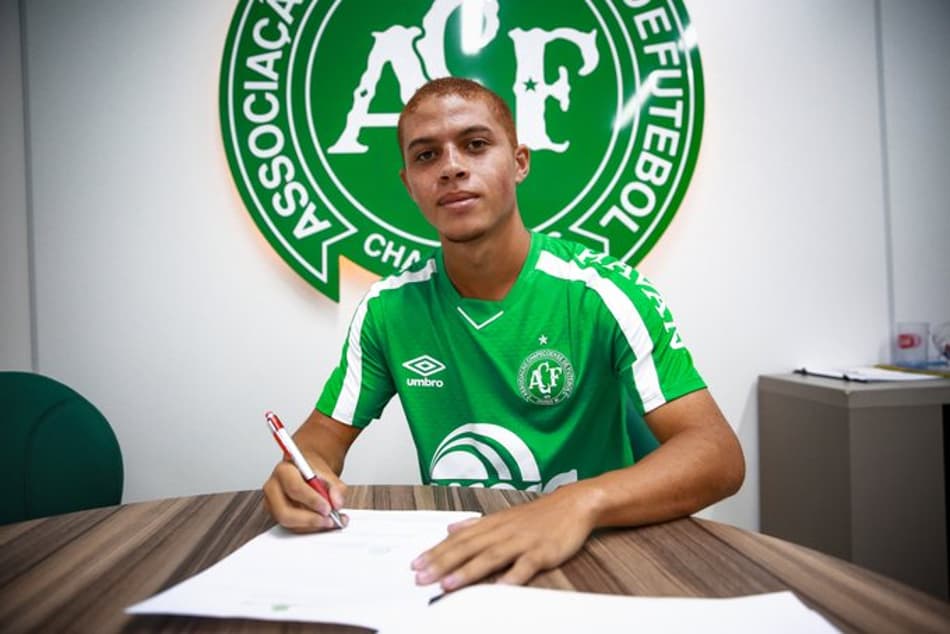 Um fica, outro sai: Chapecoense renova com Foguinho e não chega a acordo com Márcio Araújo