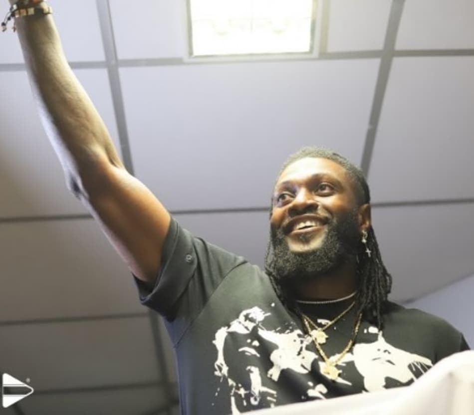 Adebayor desembarca no Paraguai e é recepcionado pela torcida do Olimpia