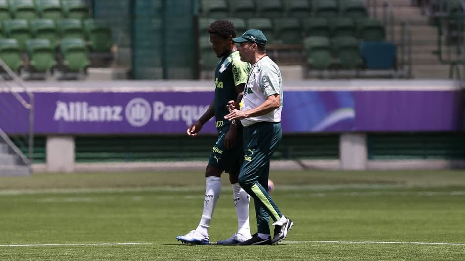 Luiz Adriano participa de treino no Palmeiras após ser desfalque sexta