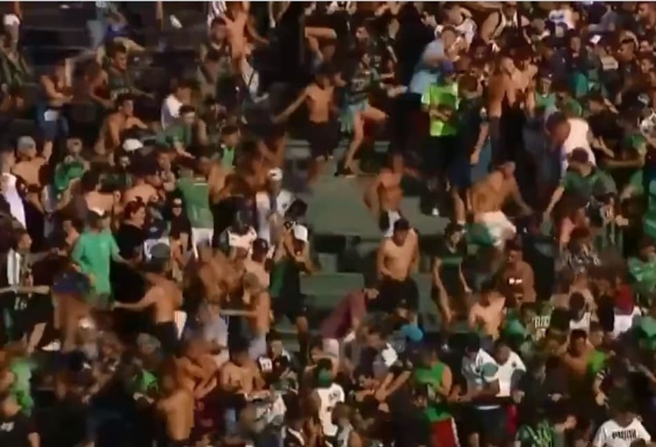 Briga na arquibancada mancha o domingo no futebol argentino