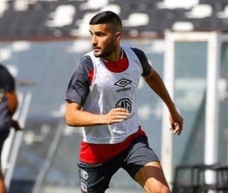Confusão em clássico chileno encerra partida e fere jogador do Colo-Colo