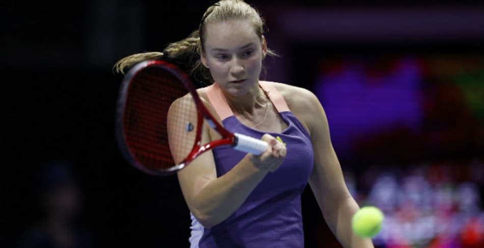 Rybakina mantém bom ritmo e vira sobre Kenin na estreia em Dubai