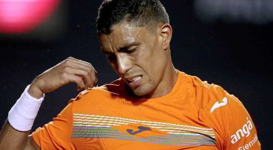 Monteiro vira sobre Mayer na estreia em Santiago