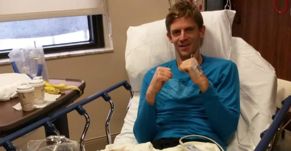 Anderson é submetido a cirurgia no joelho