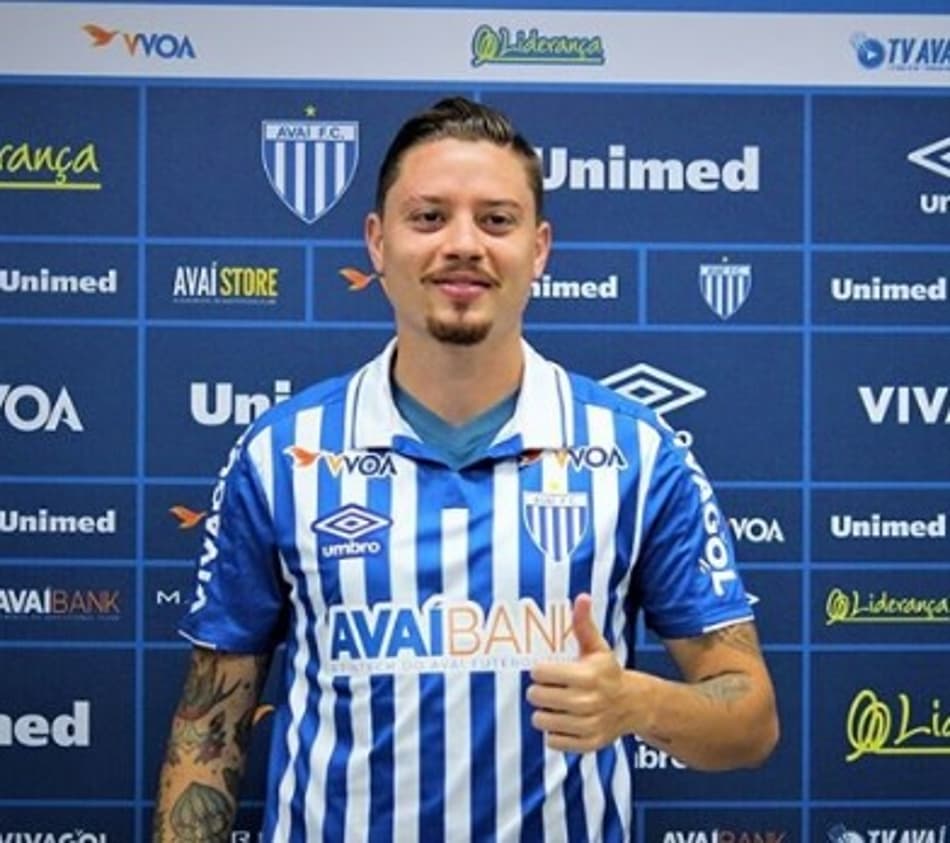 Adryan é apresentado ao Avaí e vibra com nova oportunidade