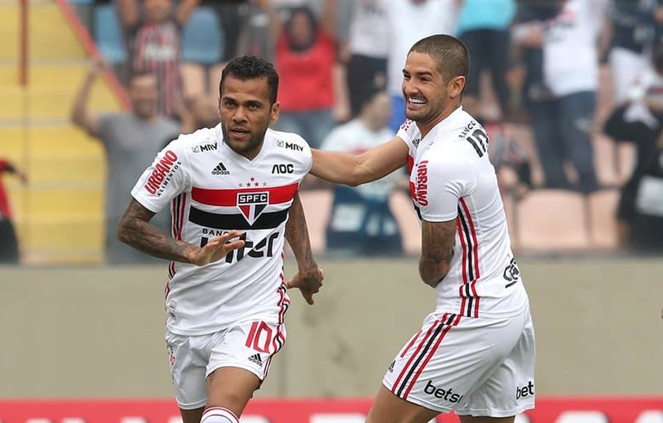 ATUAÇÕES: Daniel Alves e Pato brilham e conduzem a goleada Tricolor