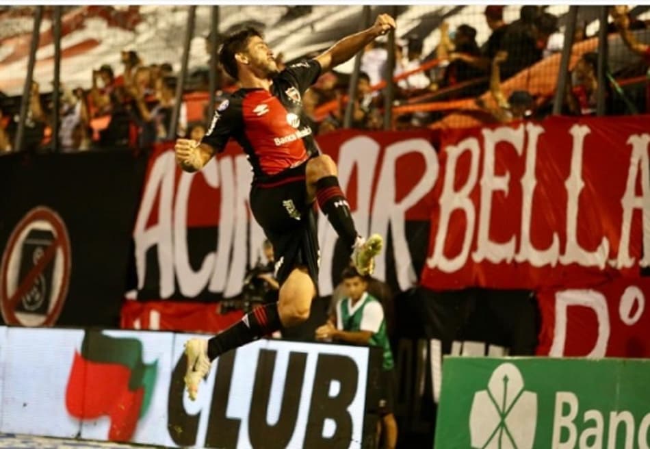 Após seis anos, ex-Boca volta a jogar no estádio Marcelo Bielsa e marca em goleada do Newell's sobre o Colón