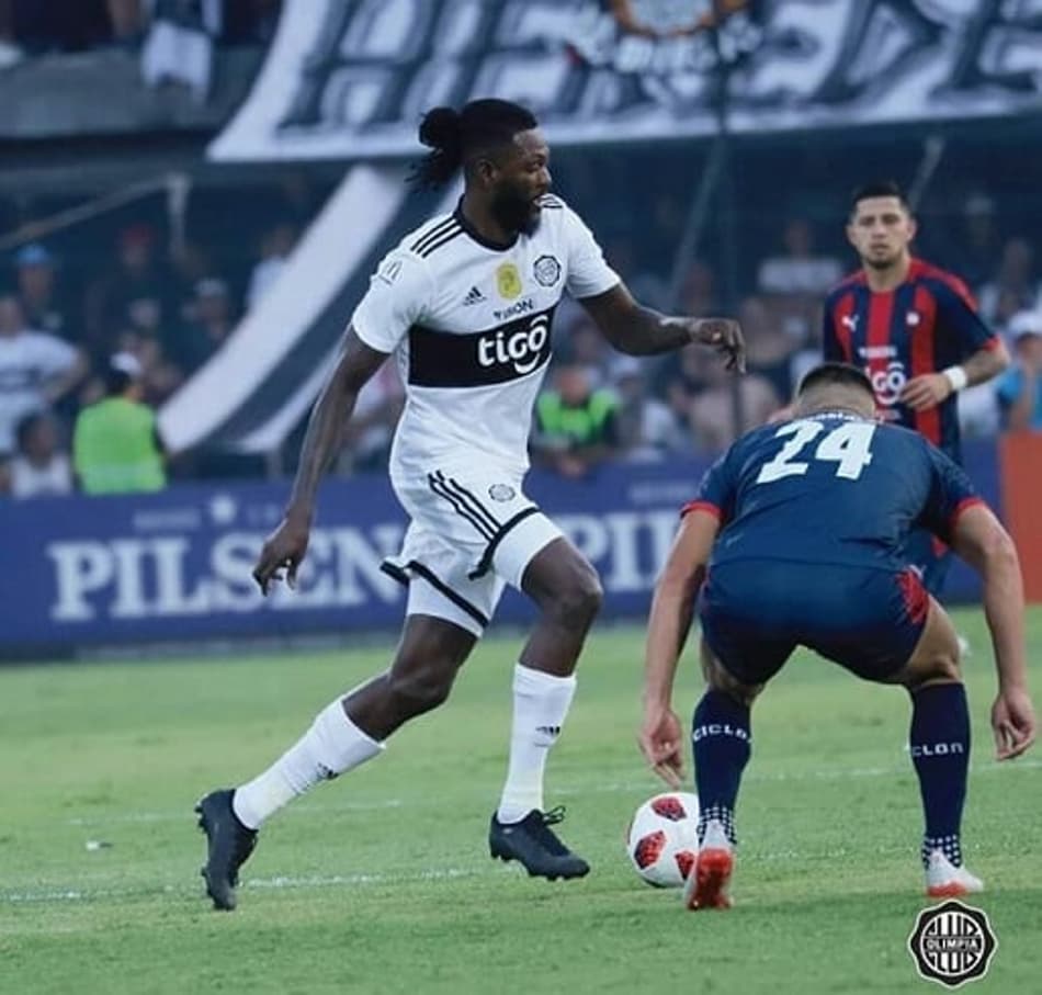 Com gol de ex-santista, Olimpia empata com Cerro Porteño em dia de estreia de Adebayor