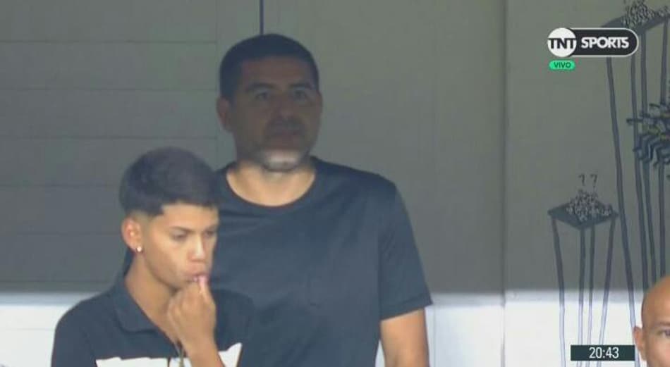 Riquelme faz cara feia ao ouvir torcida do Boca Juniors gritar nome de Maradona; veja o vídeo
