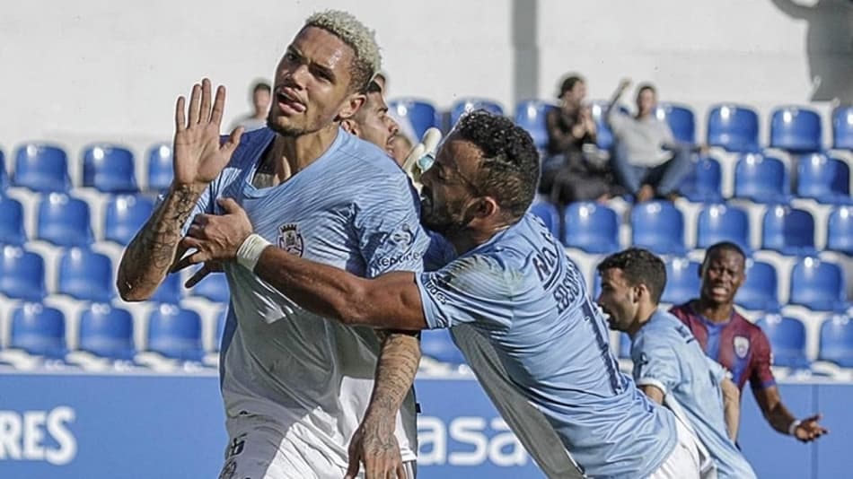 Adaptado, invicto e com gols, brasileiro celebra fase pelo Feirense
