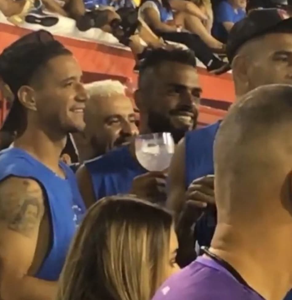 Torcida do Grêmio critica presença de Maicon e Thiago Neves no carnaval