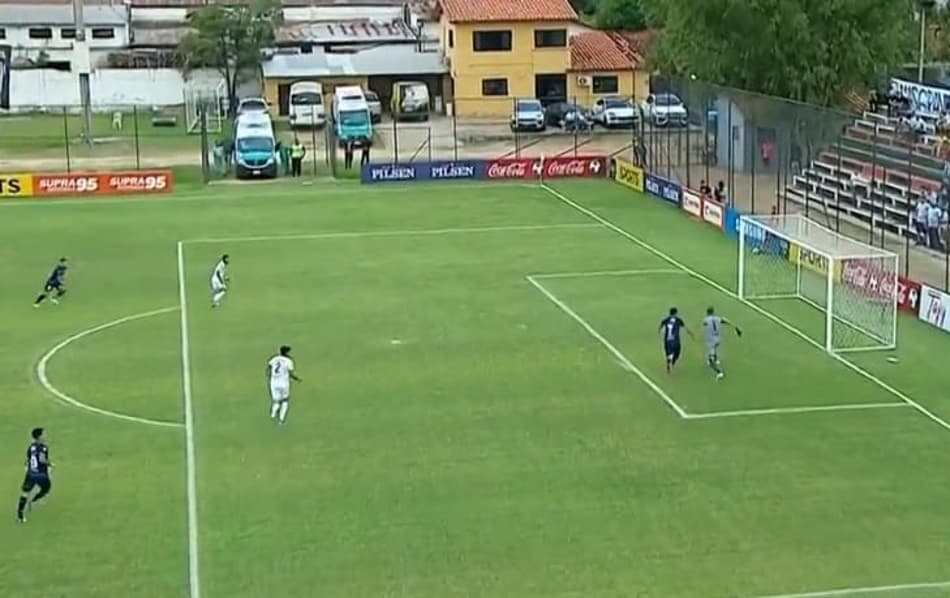 Goleiro comete erro na saída de bola e toma gol bizarro no Paraguai