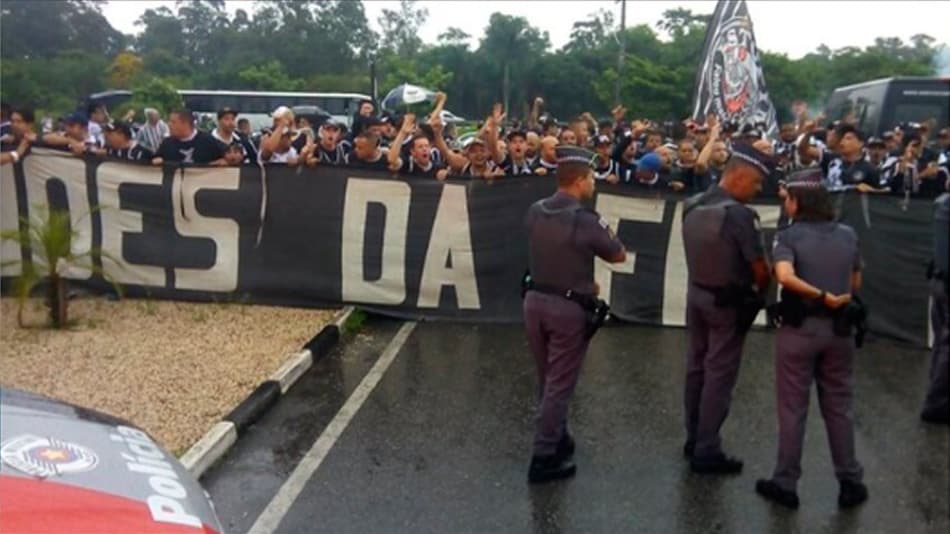 Torcida corintiana protesta contra diretoria no CT; Luan e Tiago Nunes são cobrados