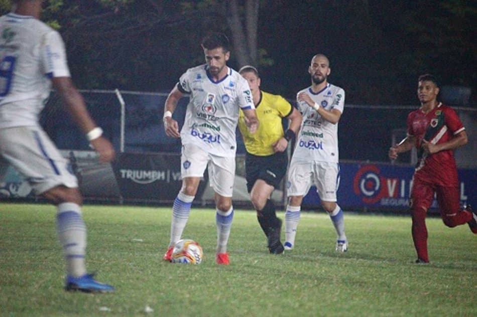 Léo Gonçalves brilha em estreia como titular no Vitória-ES