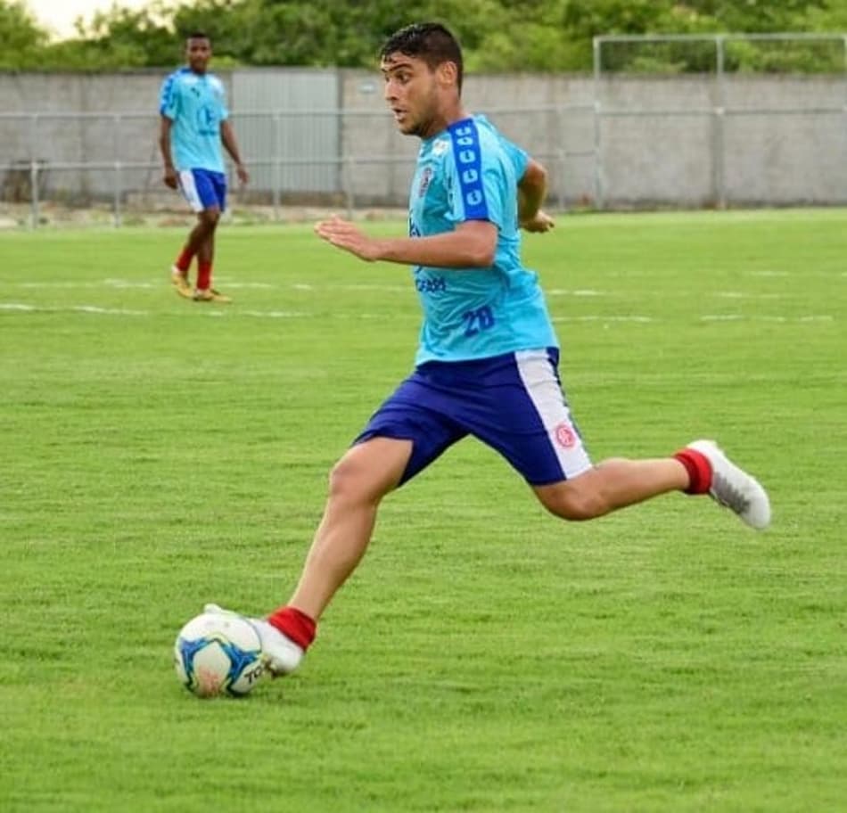 Em dia de garçom, George é destaque em vitoria do 4 de Julho-PI