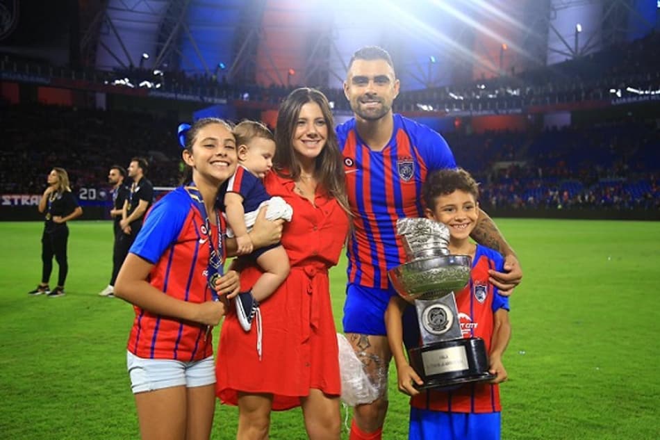 Zagueiro ex-Palmeiras comemora mais uma conquista no futebol asiático