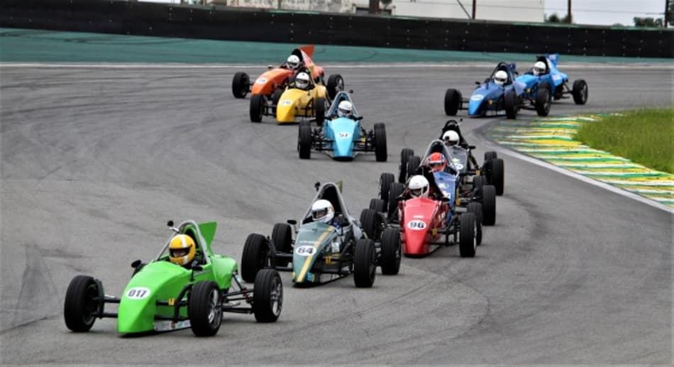 Jovens pilotos vencem pela primeira vez na abertura da Fórmula Vee em Interlagos