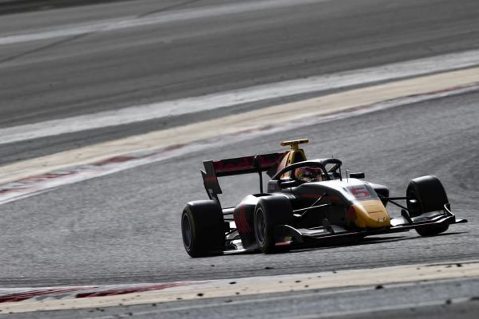 Lawson lidera segundo dia de testes da F3 no Bahrein