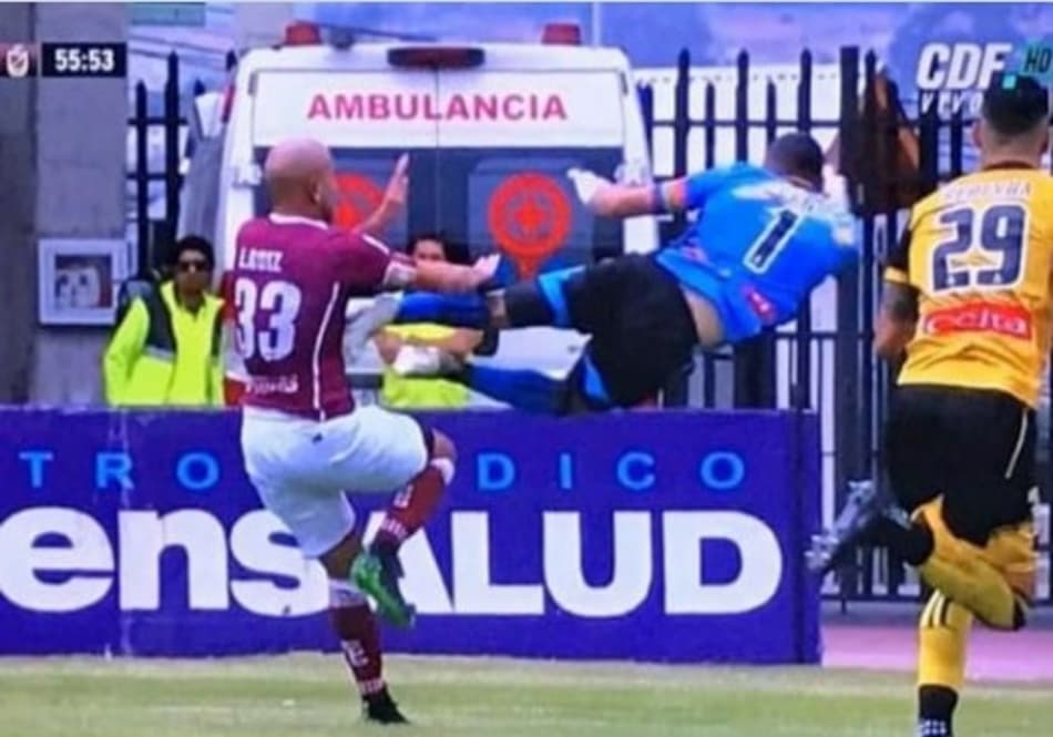 Clássico na América é marcado por voadora de goleiro no rival; Assista