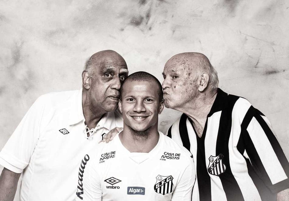 Tradição alvinegra! Santos faz fotos com ídolos e elenco para a Libertadores