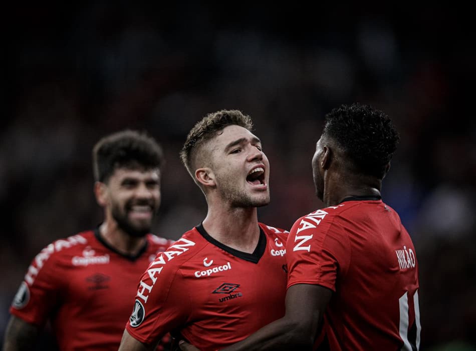 Athletico-PR 'martela' e vence Peñarol na estreia da Libertadores com gol de letra