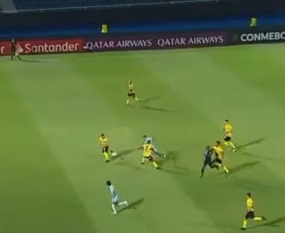 Jogador do Guaraní derruba árbitro em jogo da Liberta; Assista