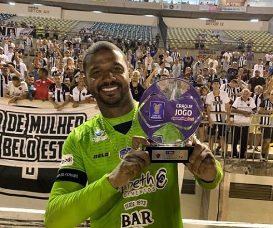 Felipe estreia no Botafogo-PB com defesa de pênalti e troféu de melhor em campo