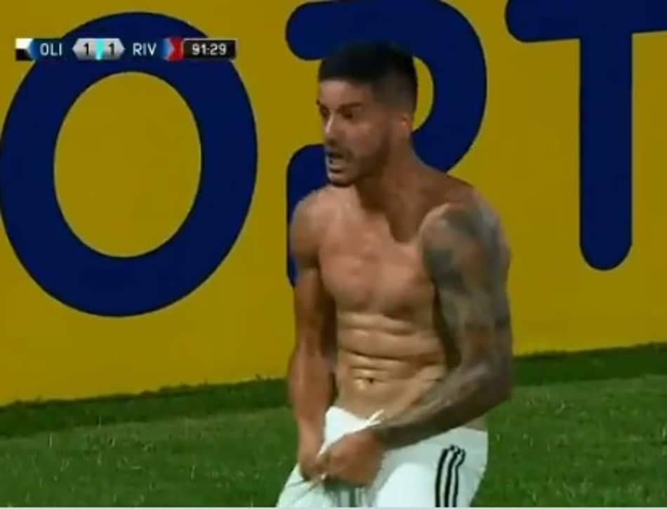 Expulso por mostrar a genitália, atacante se desculpa com a torcida