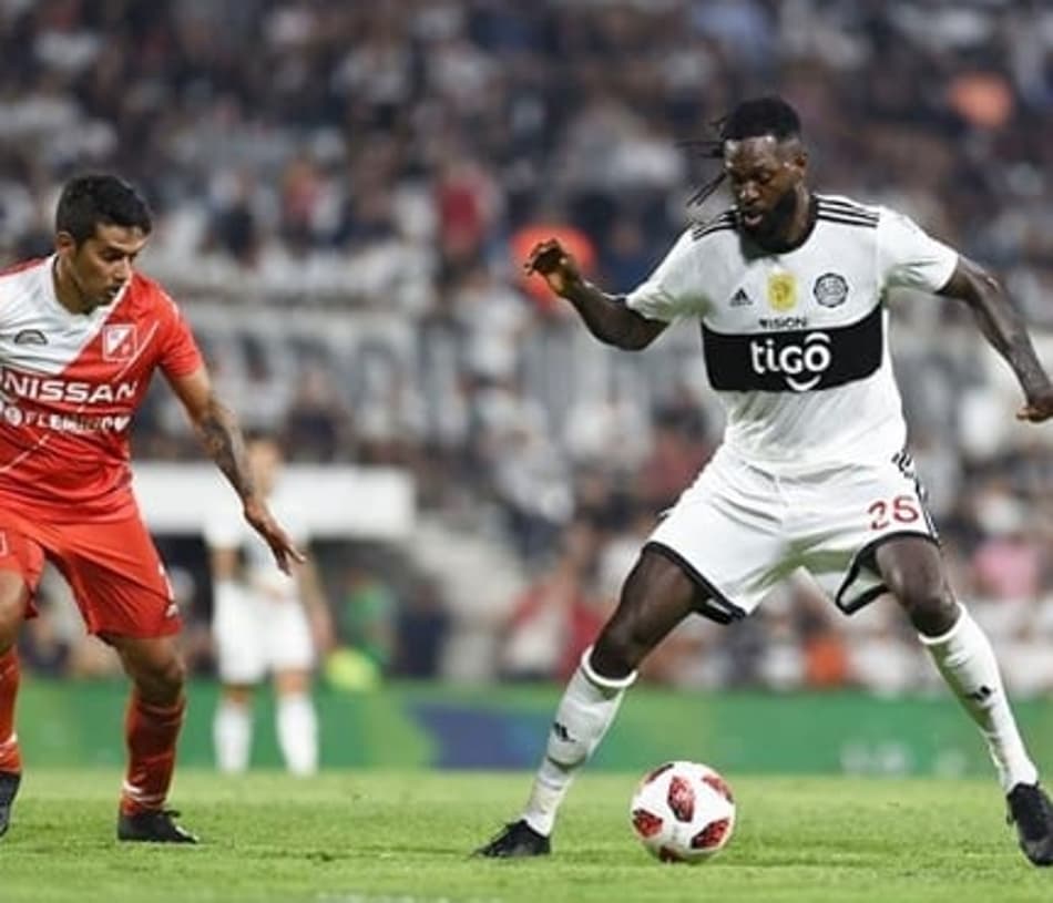Emmanuel Adebayor responde em live se volta ao Olimpia pós-pandemia