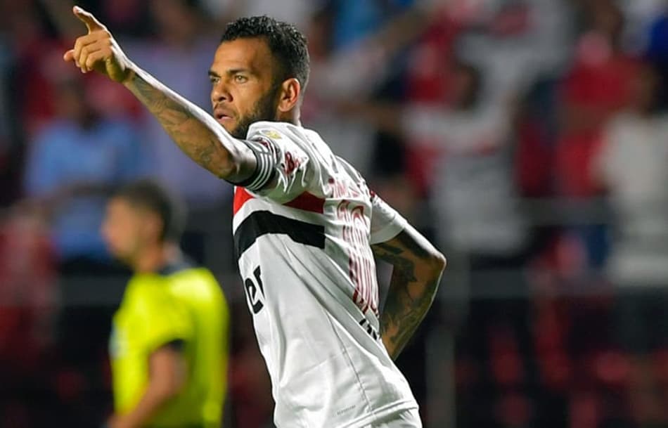 ATUAÇÕES: Daniel Alves marca, comanda o time e é o melhor do São Paulo