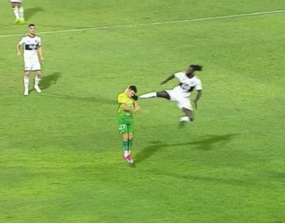 Voadora em rival ofusca partida e Adebayor e desfalca o Olimpia contra o Santos