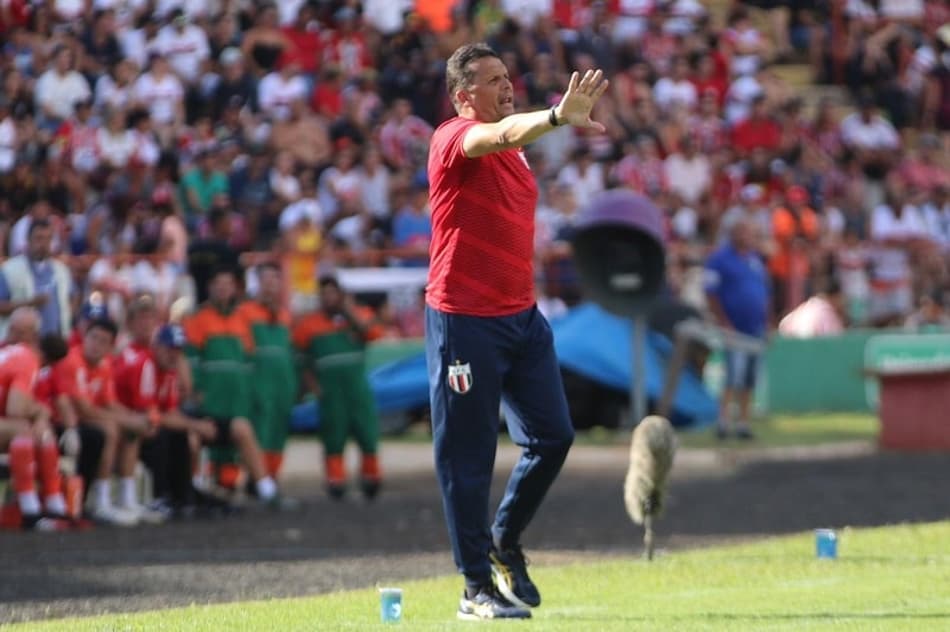 Embalado após vencer o São Paulo, técnico do Botafogo-SP exalta elenco