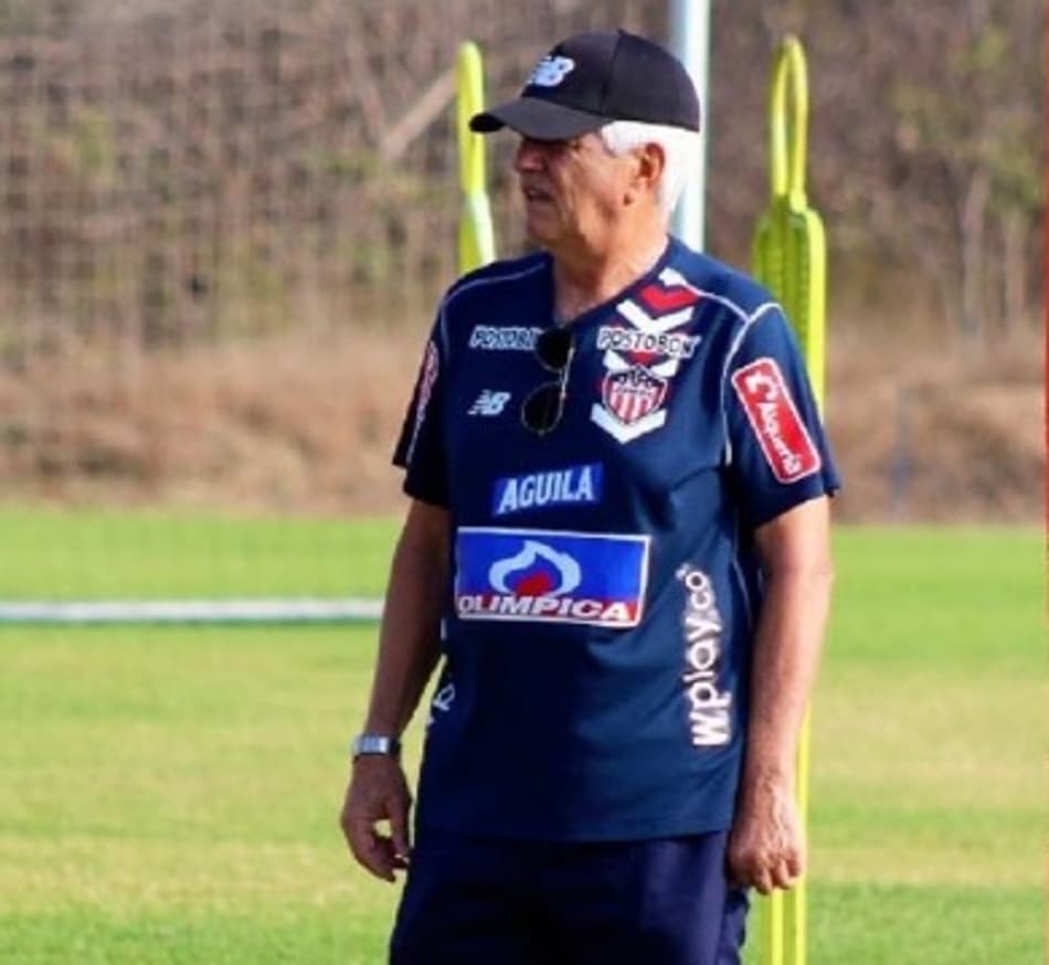Após revés na Libertadores, técnico do Junior Barranquilla bate-boca com jornalista
