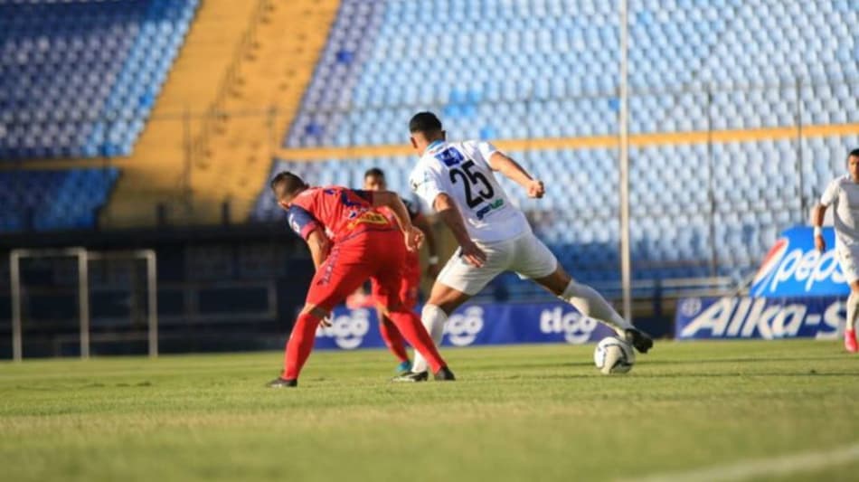 Na Guatemala, a bola não para! Comunicaciones goleia rival e dispara na ponta