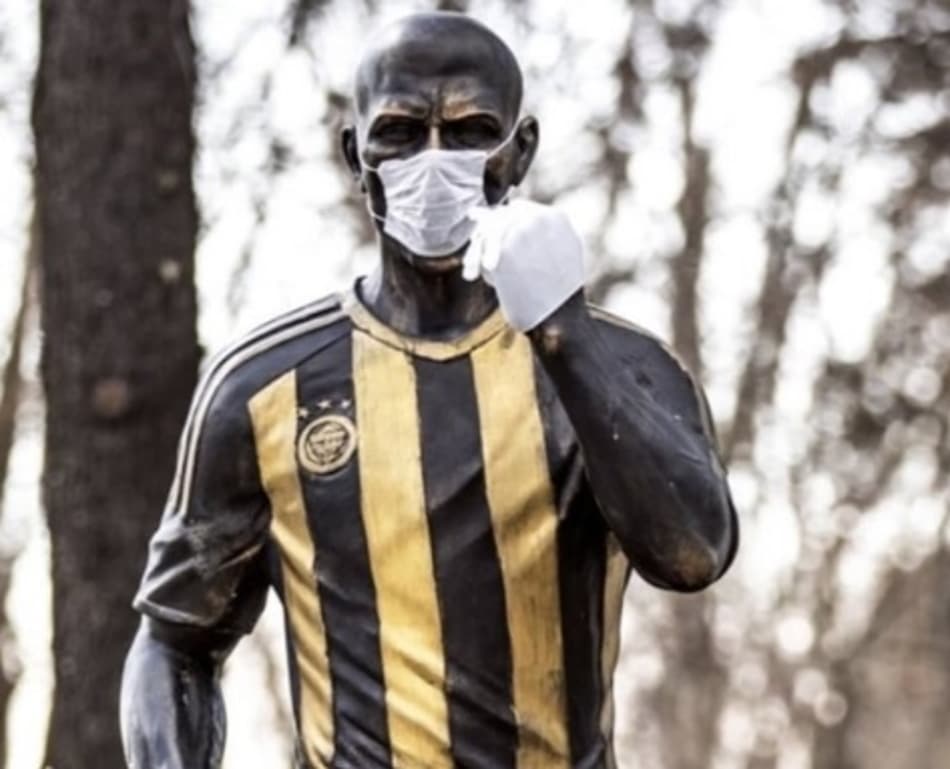 Estátua de Alex na Turquia recebe proteção contra o coronavírus
