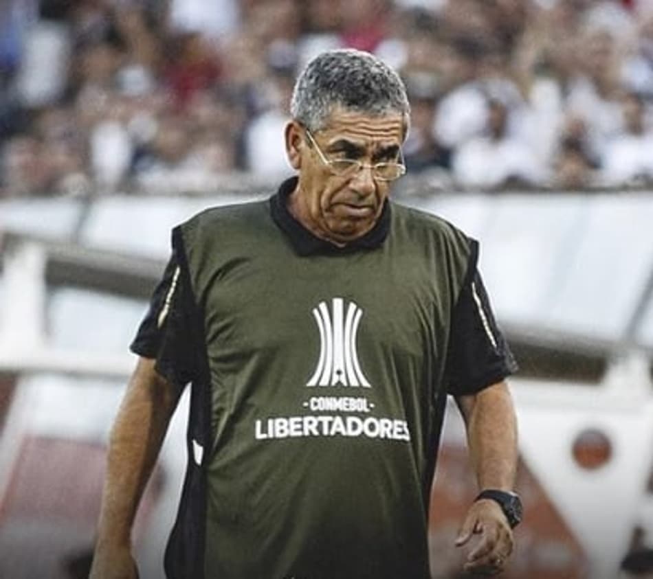Após fracassos nas negociações, gigante da América planeja efetivar técnico