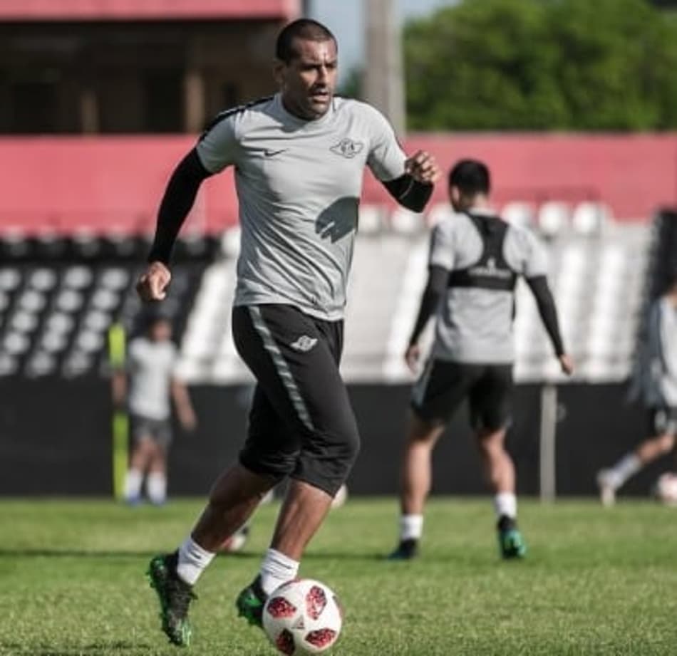 Zagueiro do Libertad discute calendário no Paraguai e defende copa nacional