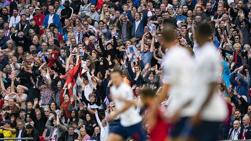 Inglaterra encerra ligas inferiores devido à pandemia de coronavírus