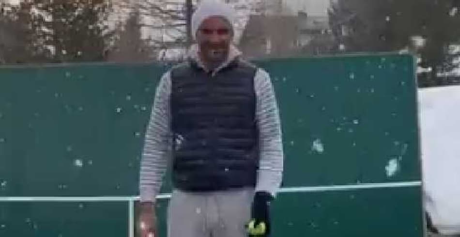 Federer bate bola contra parede e alerta: 'Ouça o governo. Vamos nos adaptar'