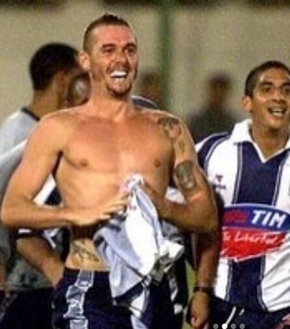 Atacante relembra sucesso em gigante da América e mágoa com técnico