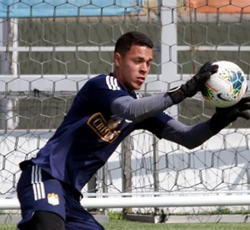 Goleiro explica chegada ao Sporting Cristal e alfineta rivais
