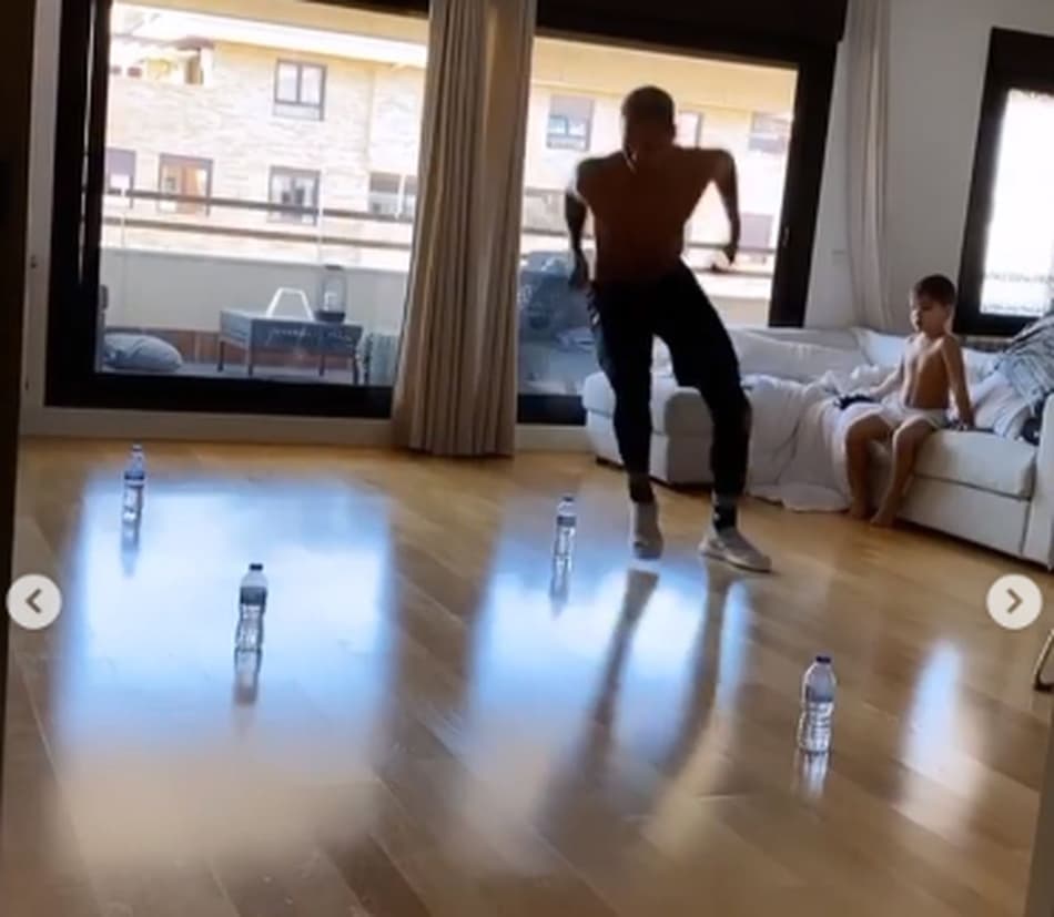 VÍDEO: Deyverson improvisa e utiliza cadeiras e garrafas d'água em treino